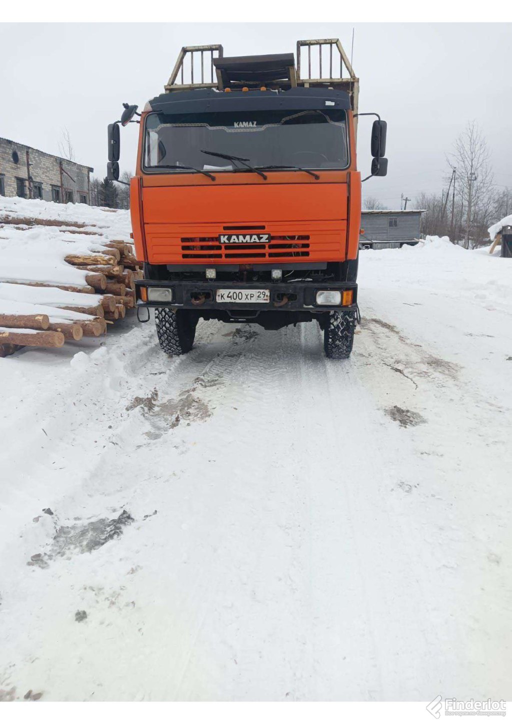 По скользкому пути: «камаз» с большим трудом взобрался в горку на городской пристани