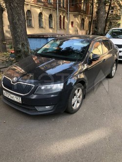 Автомобиль SKODA OCTAVIA 2014 года выпуска, цвет чёрный.