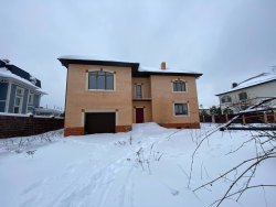 Жилой дом с земельным участком:
1. Жилой дом (здание, жилое) общей площадью 818,7 кв.м. с…