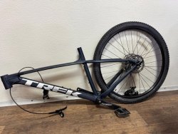 Велосипедная рама (отсутствует переднее колесо, руль, переключатель скоростей, цепь, седло)