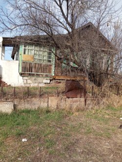 Жилое здание, площадь: 40,4 кв.м., кадастровый номер: 30:04:010106:10593 и земельный участок…