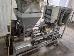 Полуавтоматическая упаковочная (фасовочная) машина под пакет с комплектующими.