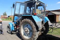 Трактор колесный МТЗ-82.1 (заводской № машины (рама) 08012210, год выпуска 1999, цвет черно-синий)