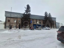 1/4 доля земельного участка и 1/4 доля здания в Красноярском крае.