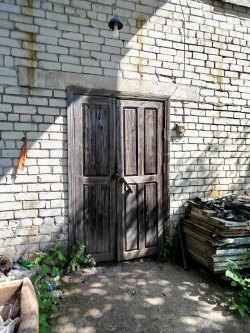 1/2 доли в праве (общая долевая собственность) на нежилое помещение (материальный склад)…