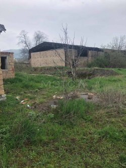 нежилые помещения с земельным участком