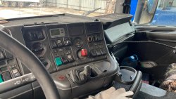 грузовой тягач седельный Scania R124LA 6x2NA 2001 г.в., VIN YS2R6X20001274930, цвет красный, гос…