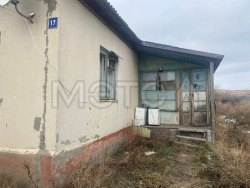 1/4 доля дома; 1/4 доля сооружений и 1/4 доля земельного участка в Саратовской обл.