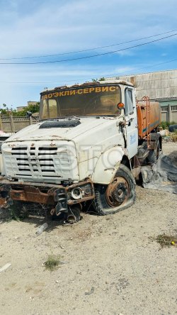 Поливочная специализированная цистерна со счеткой КО-713-01 (ЗИЛ-433362), 2003 года