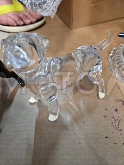 Фигурка прозрачная в виде собаки.