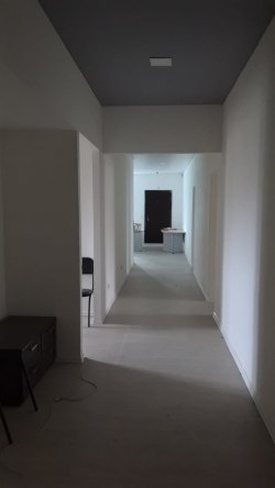 Нежилое здание с земельным участком