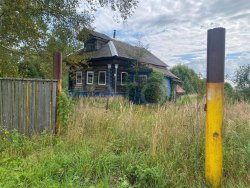 Здание с земельным участком