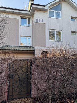 Жилой дом площадью 827 кв. м; Жилой дом площадью 417,5 кв. м; Земельный участок площадью 1058 кв…