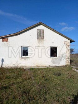 2/4 доли дома, здания и 2/4 доли земельного участка в Крыму 