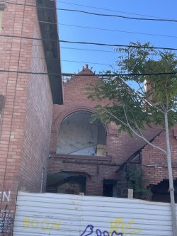 Нежилое здание площадью 795,2 кв.м. и земельный участок в г. Краснодар