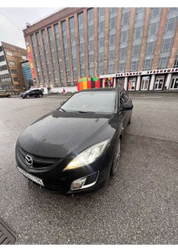 Легковой автомобиль черного цвета марки MAZDA