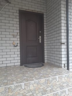 Квартира ( полдома) состоящая из 2 комнат, расположенная на з/у , который также реализуется одним…