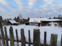 2/5 общей долевой собственности на жилое здание и находящийся под ним земельный участок