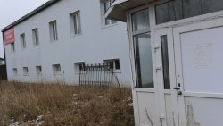 Нежилое здание с земельным участком