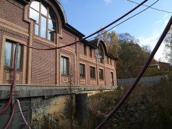 Объект незавершенного строительства и право аренды на 49 лет на земельный участок.