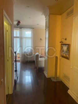 Квартира в доме (танхаус) 295,2 кв.м. и земельный участок 300 кв.м. в Москве 
