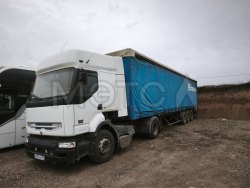 Грузовой автомобиль РЕНО ПРЕМИУМ 420, 2002 года, Полуприцеп с бортовой платформой FREUEHAUF…