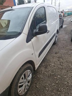 Грузовой фургон Пежо Партнер.